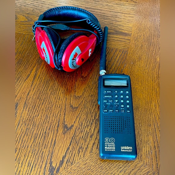 Uniden Bearcat BC60XLT-1 Scanner 30 Channel Programmable Scanner - Picture 3 of 5